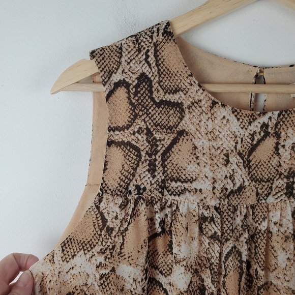 Gilli Shirt Medium Sleeveless Tiered Blouse Brown Tan‎ Snakeprint Keyhole back - Picture 8 of 11